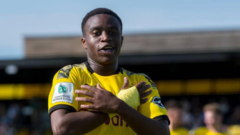 Youssoufa Moukoko, en un partido del Borussia Dortmund