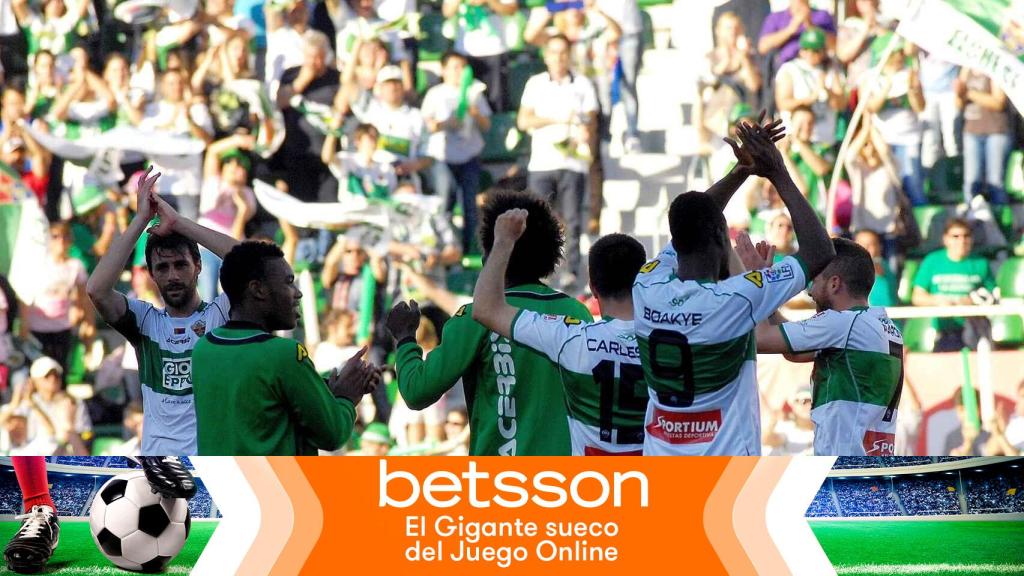 Los jugadores del Elche celebran un gol en Segunda