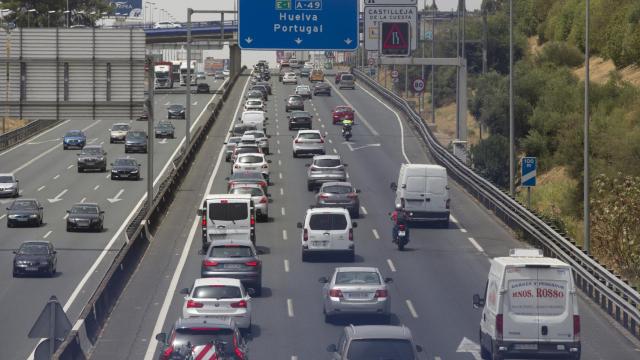 Imagen de una carretera con un tráfico notable.