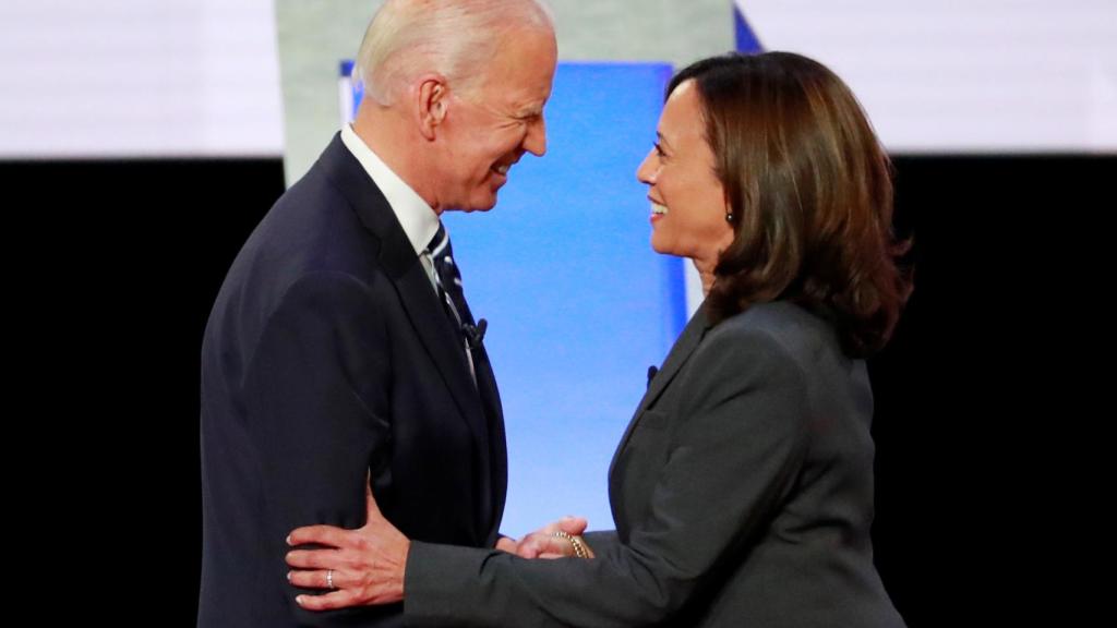 Joe Biden saluda a Kamala Harris.