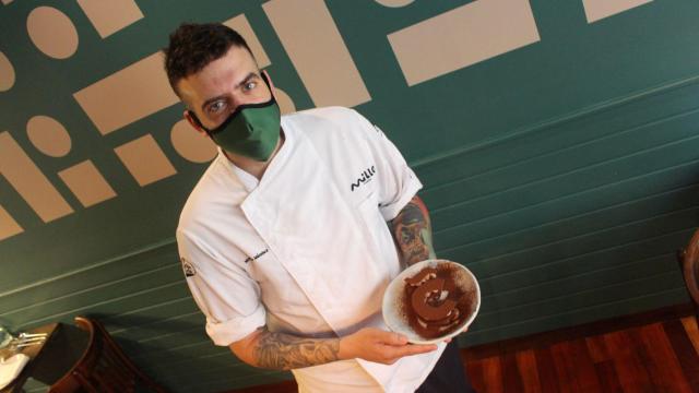 Moncho Méndez con el postre ‘Coruña’.