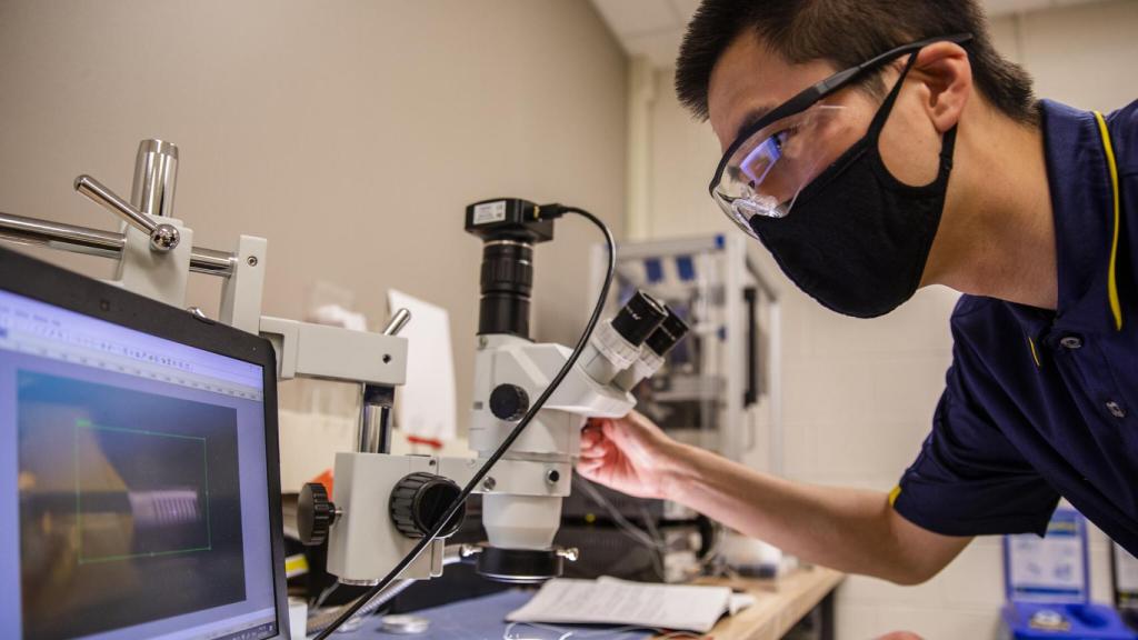 Evgueni Filipov en el laboratorio de la Universidad de Michigan