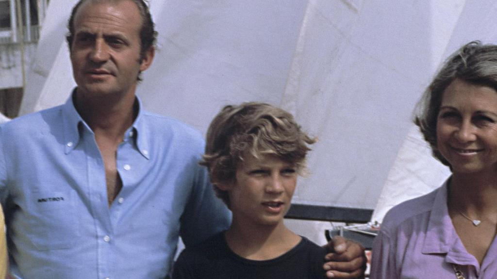 Felipe VI, durante su adolescencia, junto a sus padres, Juan Carlos y Sofía.