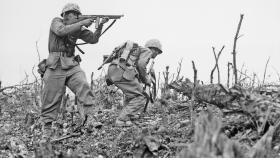 Los marines Davis Hargraves y Gabriel Chavarria en la batalla de Okinawa (mayo de 1945).