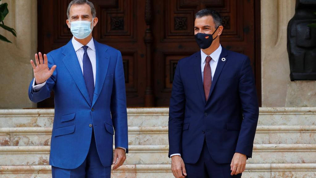 Felipe VI y Pedro Sánchez, al inicio de su despacho en Marivent.