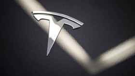 Un reflejo de luz sobre un logo de Tesla.