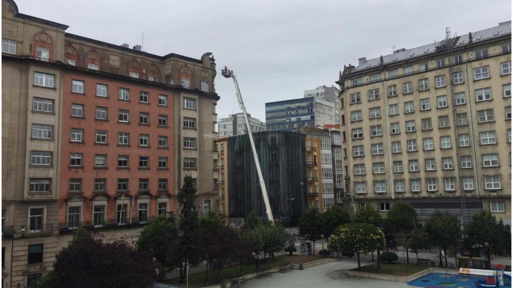 Peligrosa caída de cascotes desde el edificio de la Seguridad Social en A Coruña