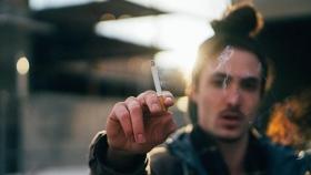 Galicia prohibirá fumar en la calle para combatir el virus: la nueva dura medida que estudia Feijóo