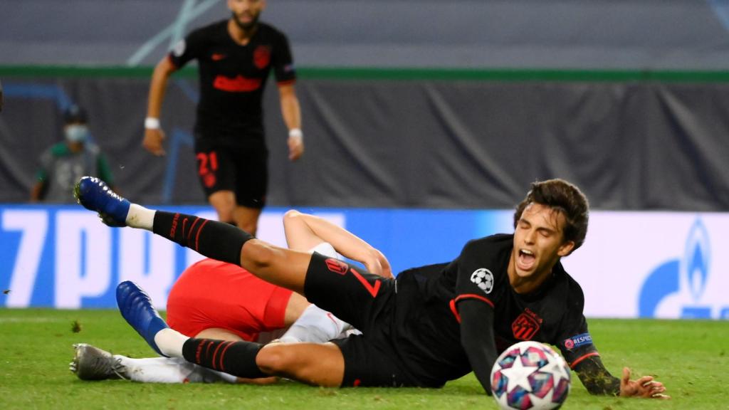 Joao Felix cae al suelo en el penalti que recibió ante el Leipzig