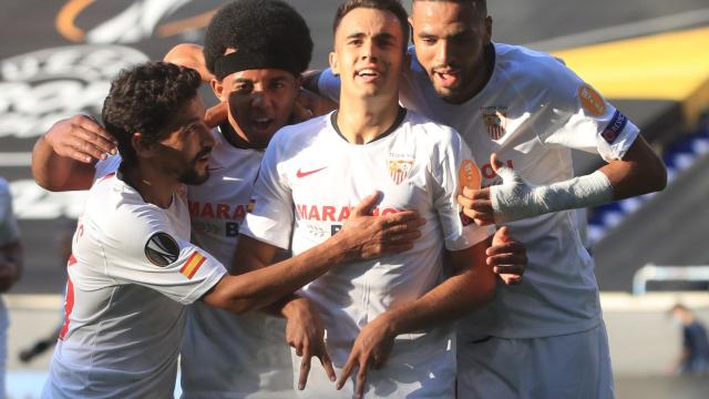 Sergio Reguilón celebra un gol con el Sevilla