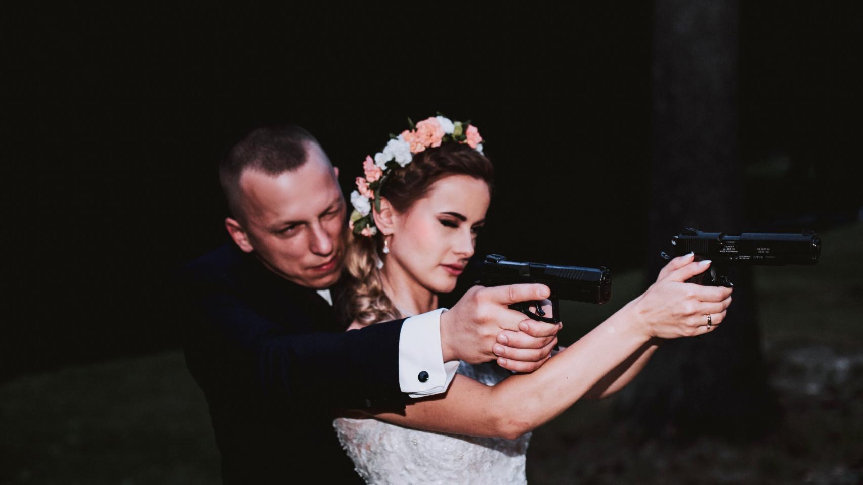 Justyna Helcyk, en una imagen que publicó con esta leyenda: Hay varios juegos de bodas... Amor y armas.