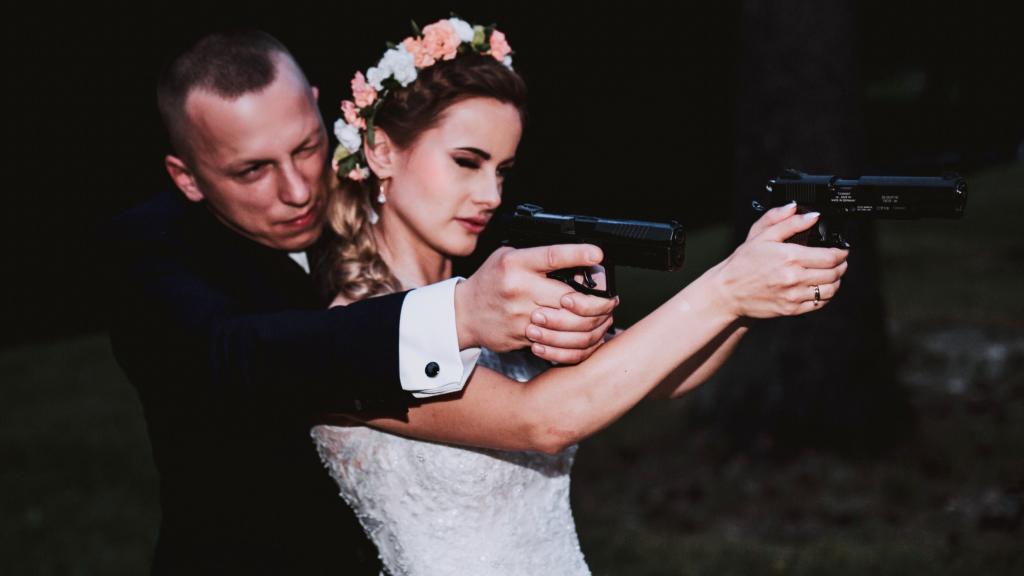 Justyna Helcyk, en una imagen que publicó con esta leyenda: Hay varios juegos de bodas... Amor y armas.