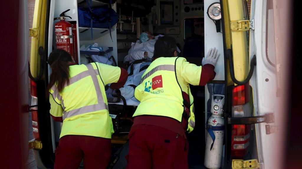 Dos sanitarios en una ambulancia en la Comunidad de Madrid.