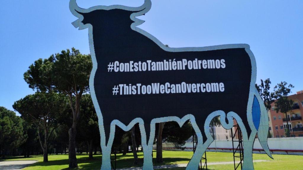 Osborne rotuló su icónico toro con el lema '#ConEstoTambiénPodremos'