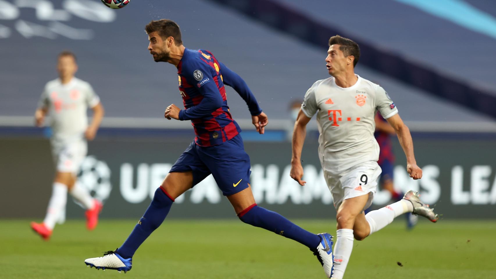 Piqué despeja un balón durante el Barcelona-Bayern