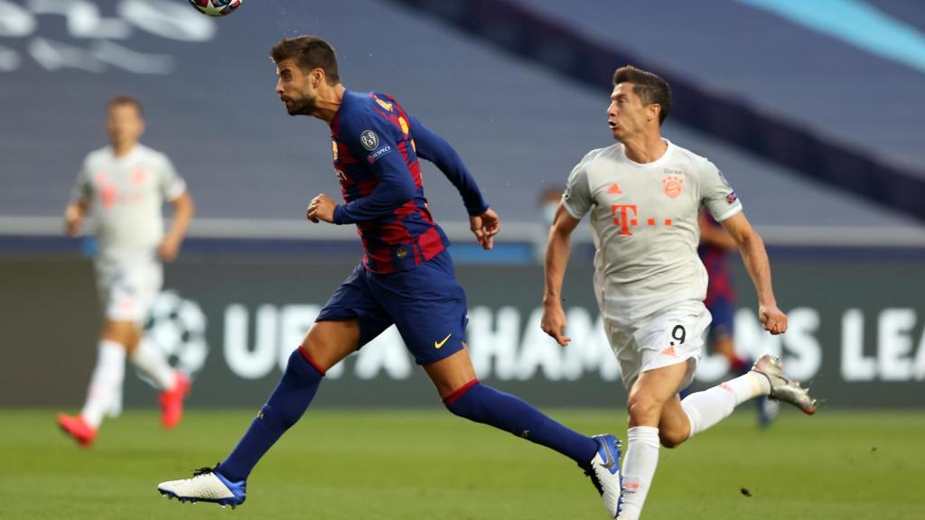 Piqué despeja un balón durante el Barcelona-Bayern