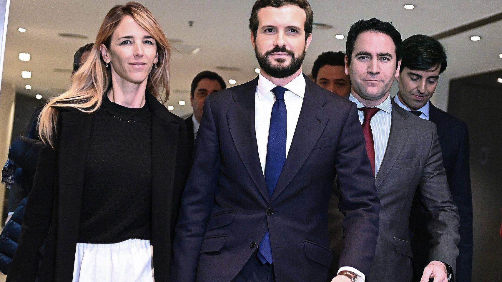 Pablo Casado entre Cayetana Álvarez de Toledo y Teodoro García Egea.