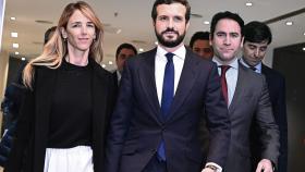 Pablo Casado entre Cayetana Álvarez de Toledo y Teodoro García Egea.