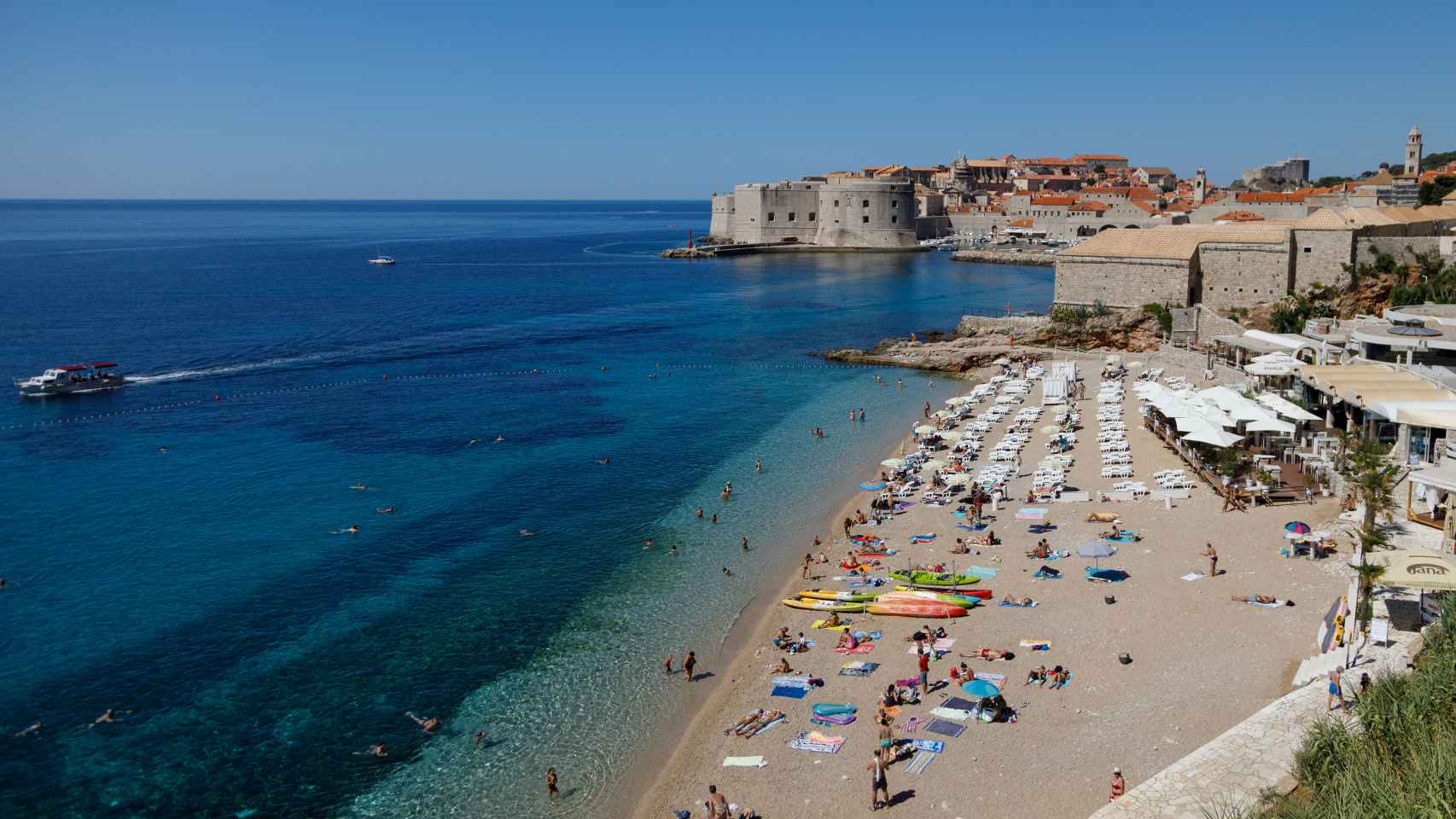 Turistas en una playa de Dubrovnik