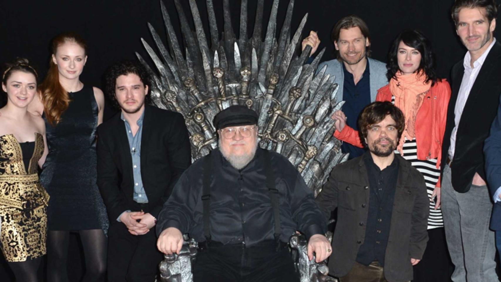 George RR Martin junto a los actores de 'Juego de tronos'