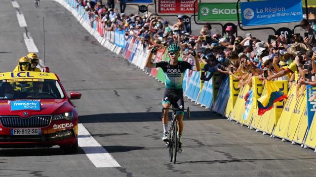 El corredor del Bora Kämna celebra su victoria en el Dauphiné