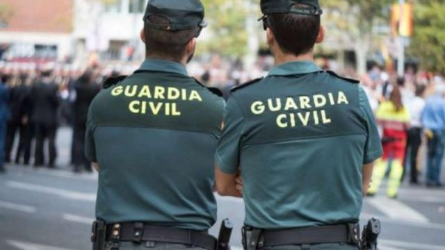 Dos agentes de la Guardia Civil.