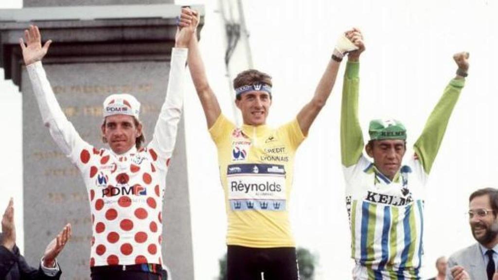 Perico Delgado, en el centro, en el podio del Tour de Francia de 1988.