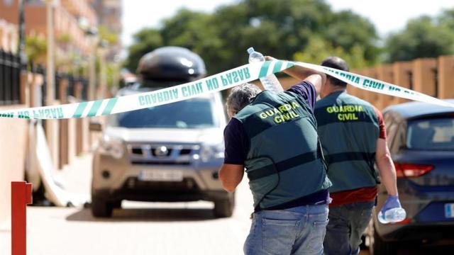 Agentes de la Guardia Civil acceden a la vivienda donde tuvieron lugar los hechos, este domingo.