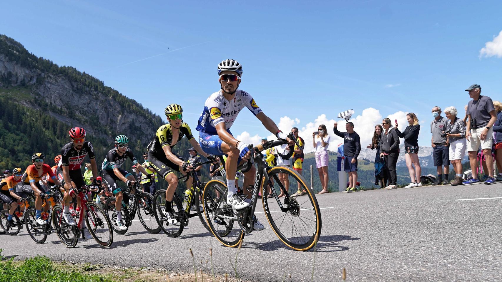 Julian Alaphilippe encabezando el pelotón del Dauphine