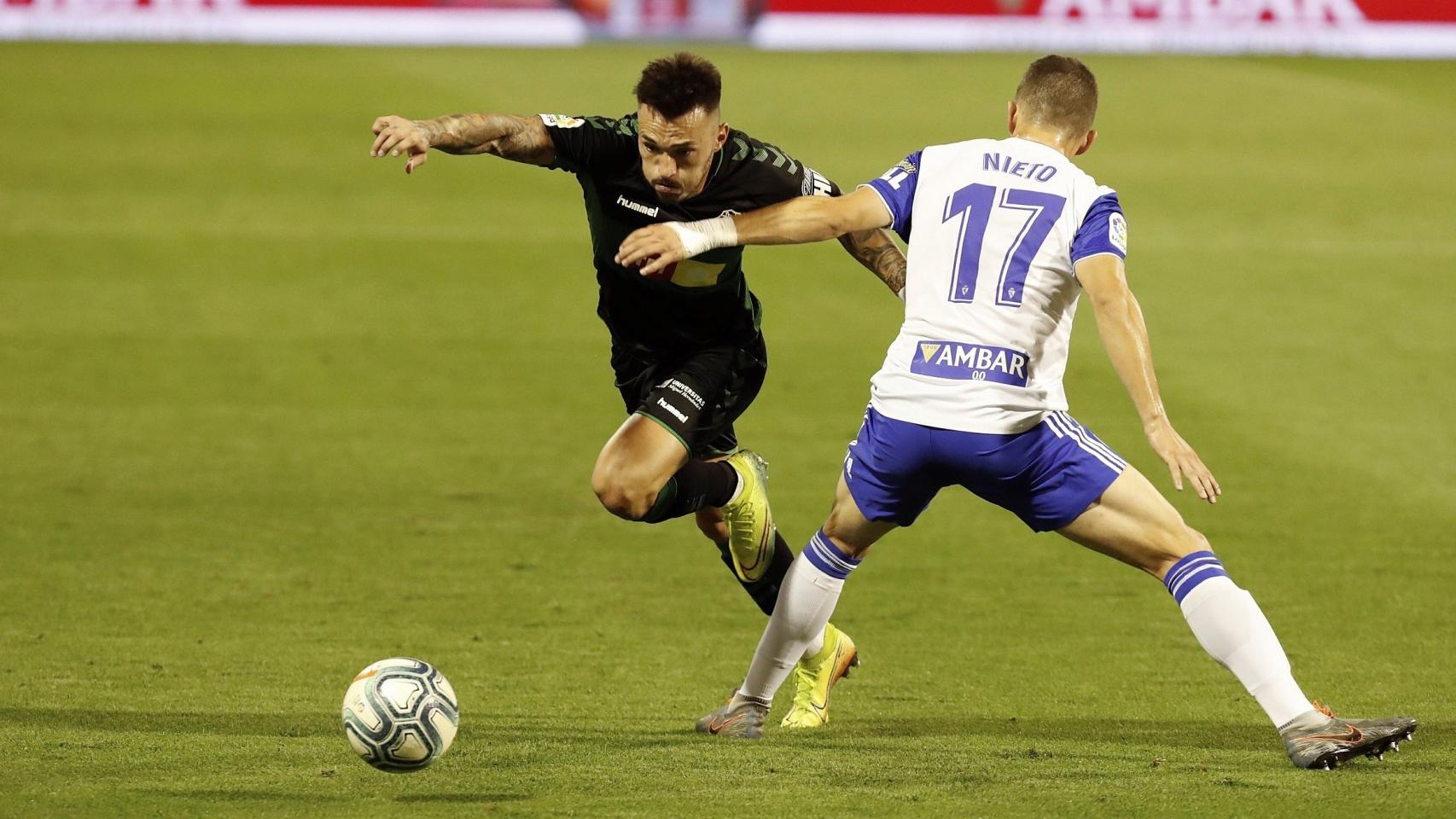 Josan, jugador del Elche, atacando ante el Zaragoza