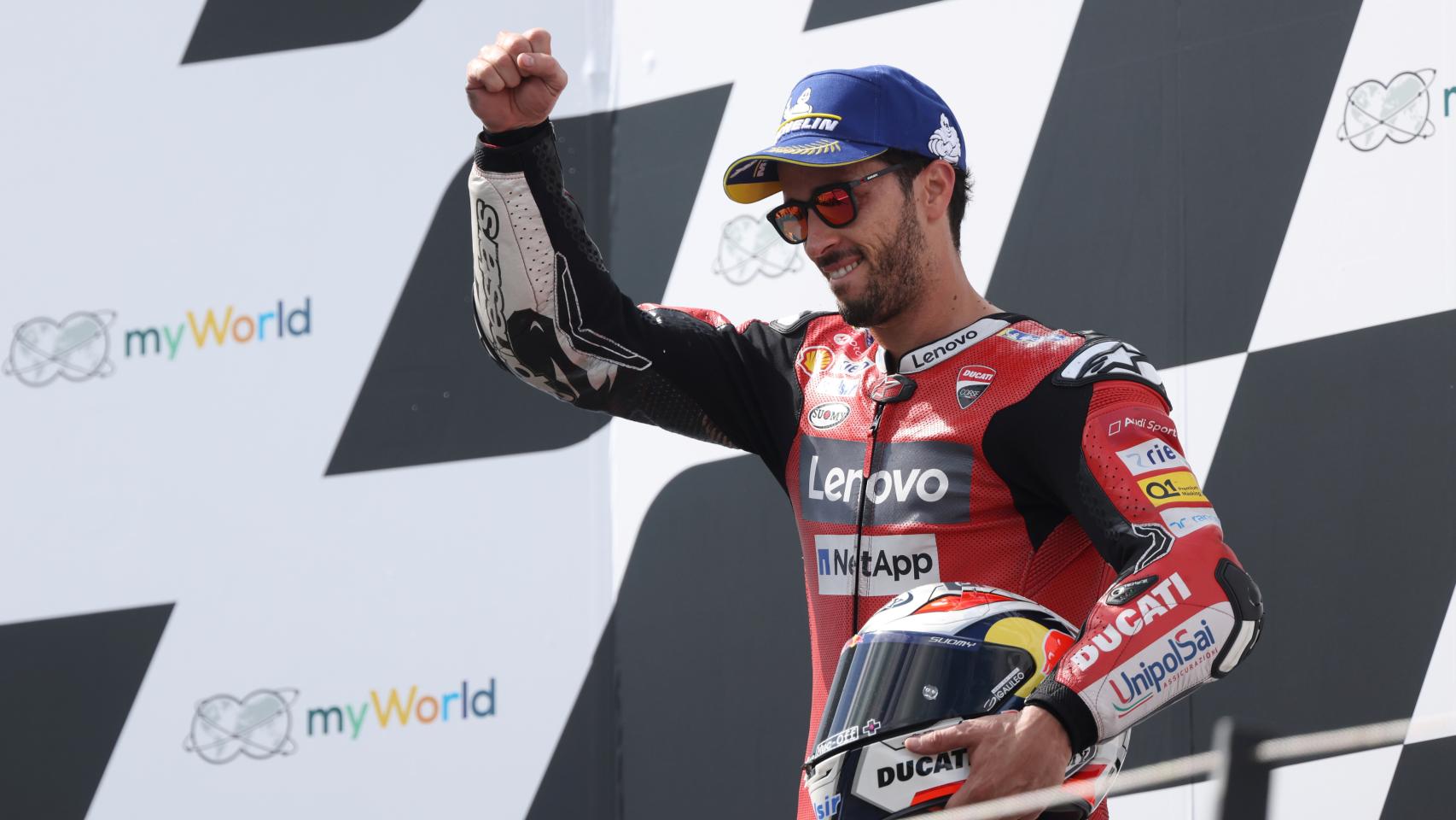 Andrea Dovizioso celebra su victoria en el podio del Gran Premio de Austria, en el Red Bull Ring.