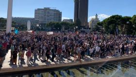 Los manifestantes rodeando la plaza de Colón, este domingo.