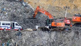 Los equipos de rescate trabajando en el vertedero de Zaldíbar.