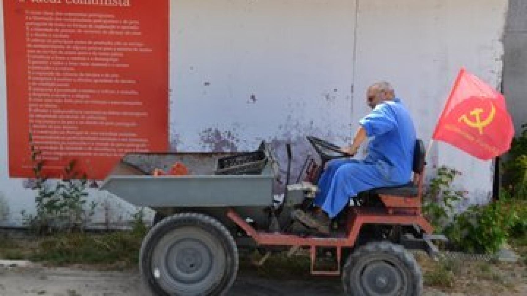 Un operario prepara las instalaciones de 'Avante!' en la localidad de Seixal, a las afueras de Lisboa.