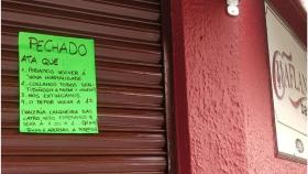 El cartel en la puerta del bar Chaflán.