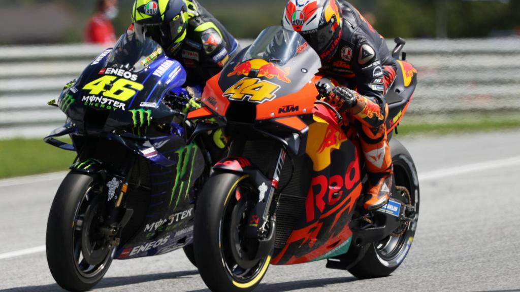 Valentino Rossi y Pol Espargaró durante el GP de Austria