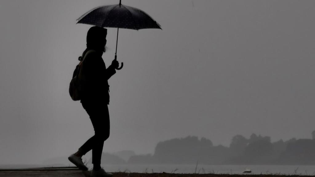 Una mujer pasea por  Galicia.