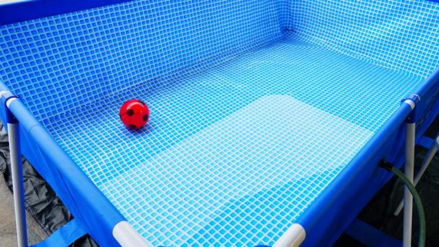 Trucos para limpiar la piscina de plástico de tu casa