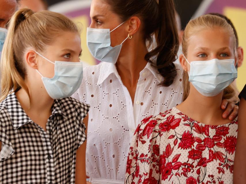 Letizia junto a sus hijas, durante su visita al centro socioeducativo Naüm.