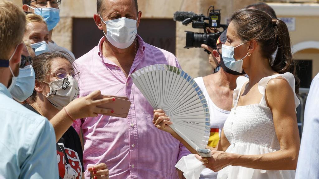 Letizia, recibiendo un abanico en Menorca.