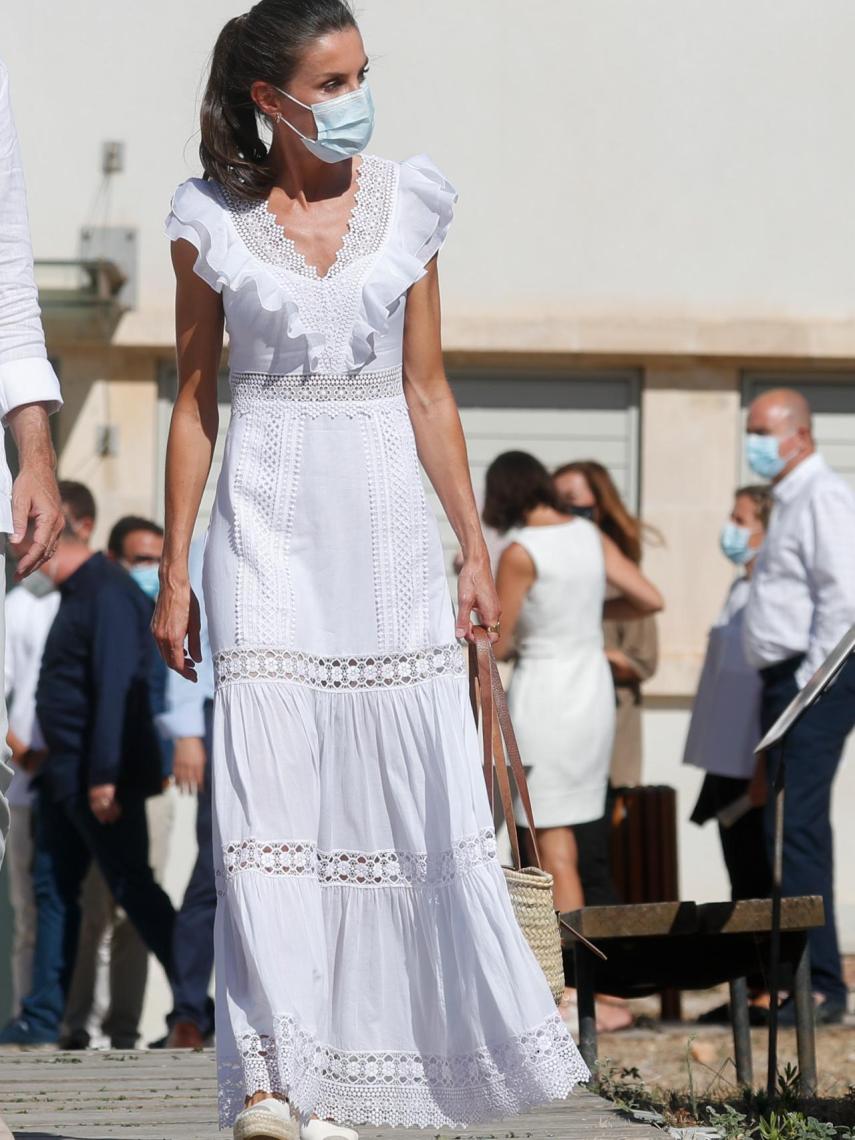 Letizia ha lucido un vestido de Charo Ruiz.