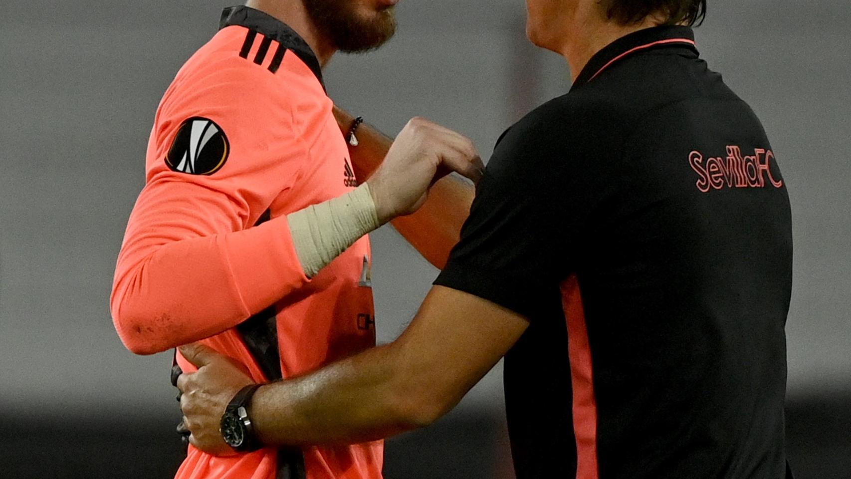 De Gea y Lopetegui se saludan tras el Sevilla 2-1 Manchester United