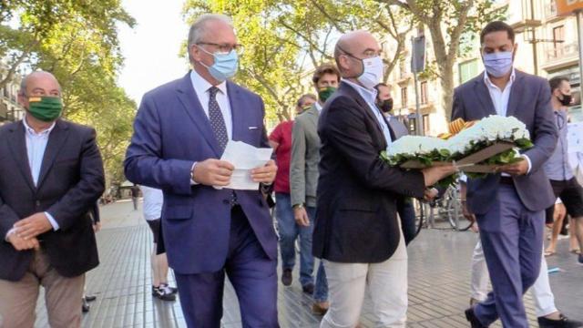 Jorge Buxadé (i) e Ignacio Garriga (d) en la ofrenda floral por las víctimas del 17-A.