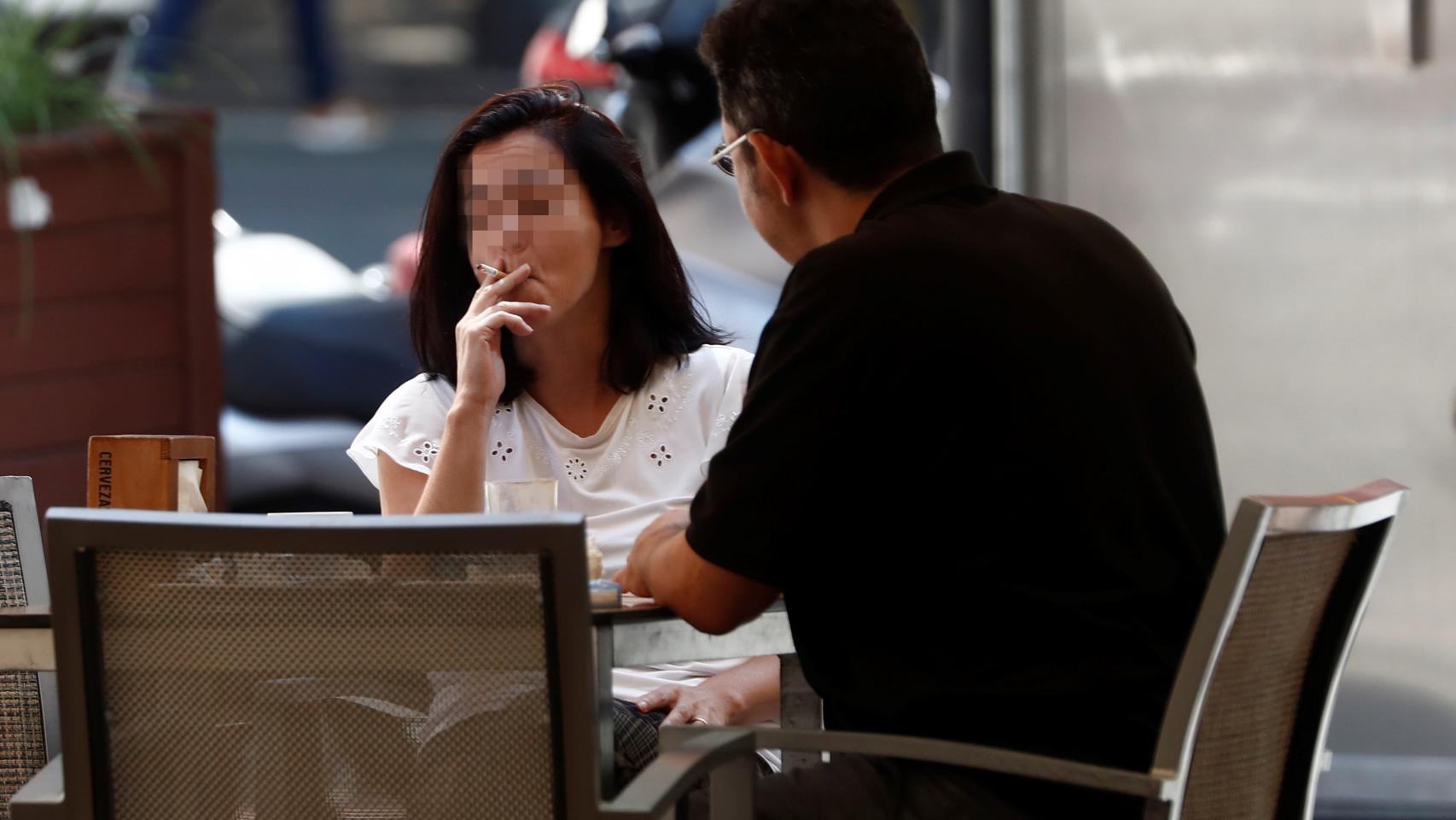 Una mujer fuma en una terraza de Madrid.