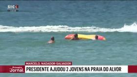 El momento en el que el presidente llega junto de las dos jóvenes, captado por las cámaras de la televisión SIC.