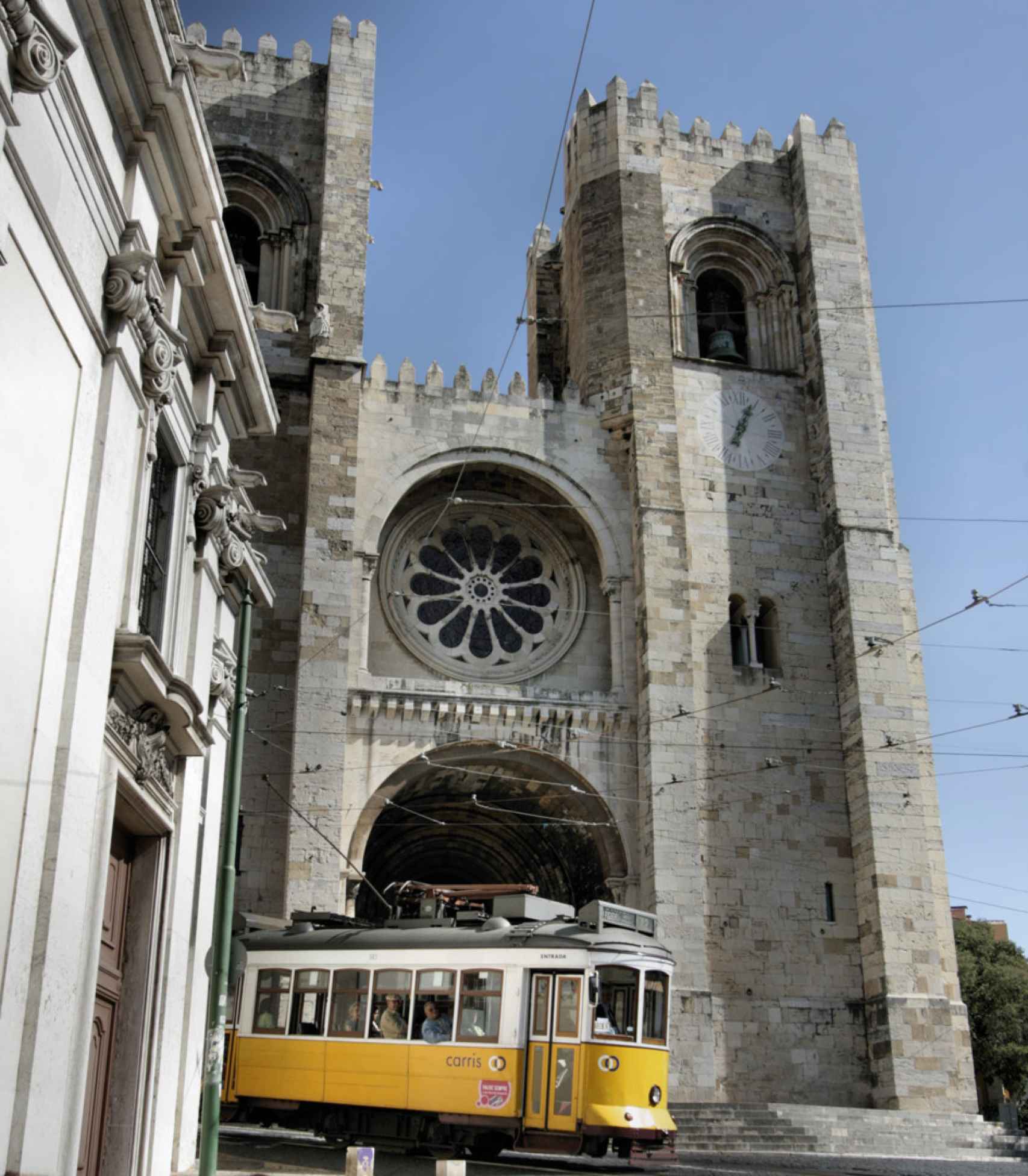 Sé, la Catedral de Lisboa, es la iglesia más antigua de la ciudad. Su construcción comenzó en 1147.