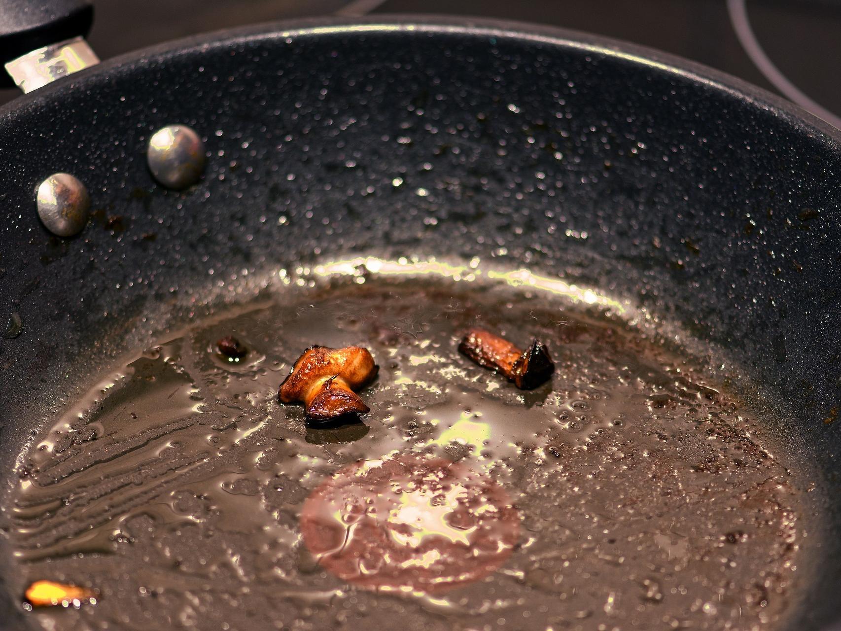 Una sartén antiadherente con aceite caliente.