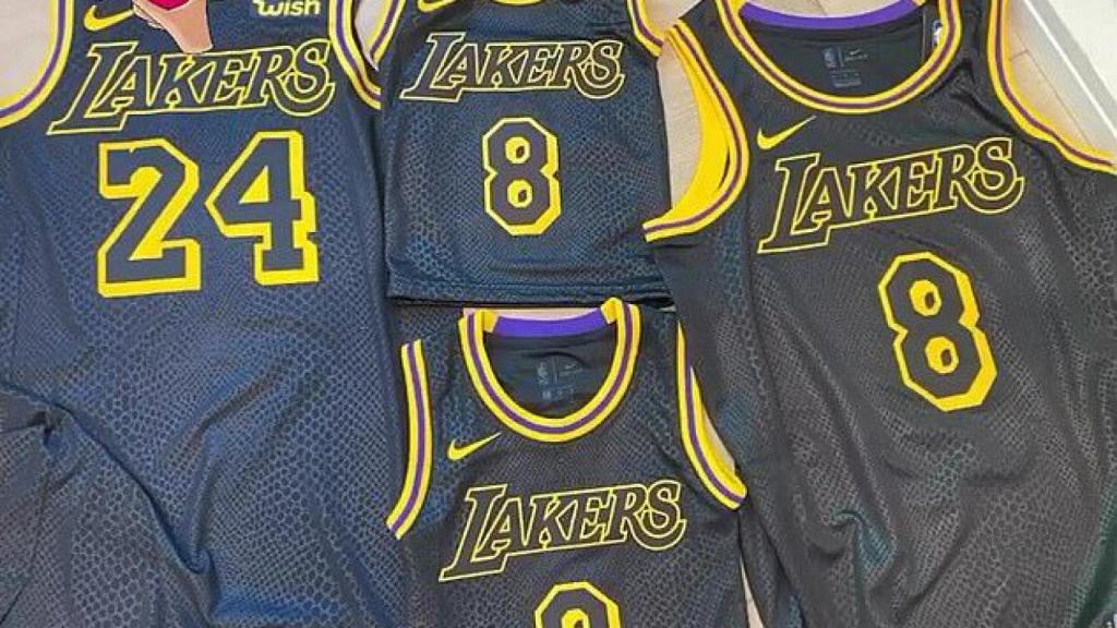 La mujer de Kobe Bryant muestra la camiseta que llevaran los Lakers en homenaje a su marido