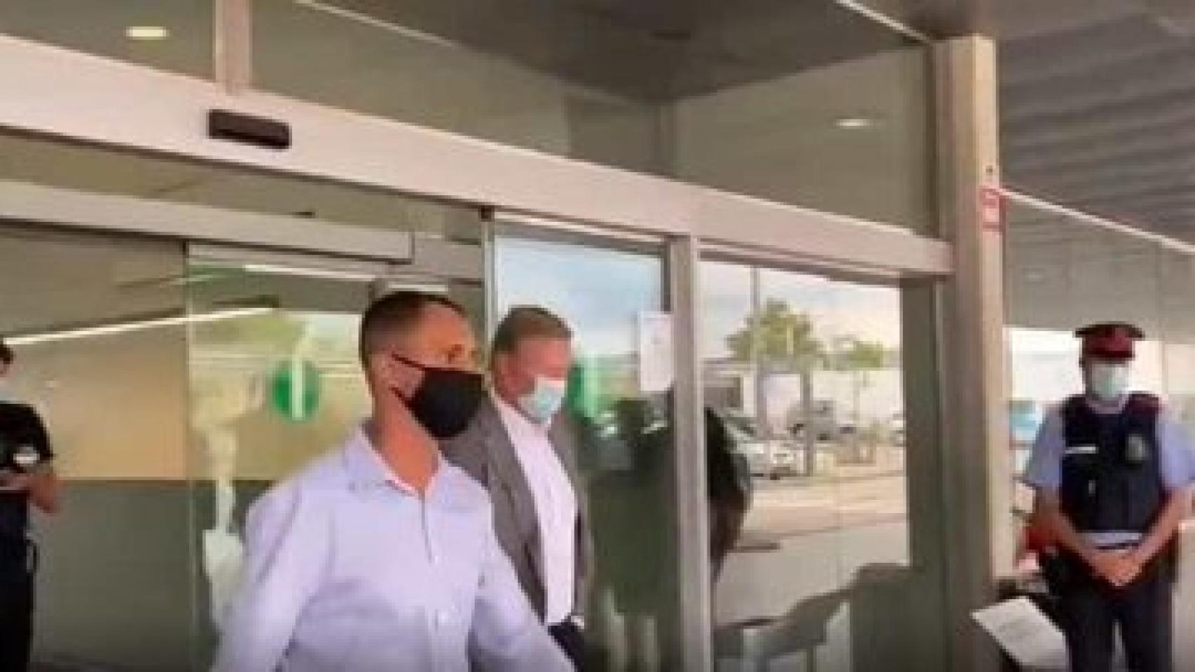 Koeman, en el aeropuerto del Prat de Barcelona