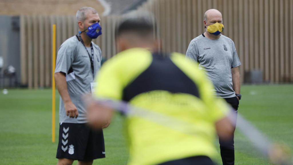 Pepe Mel y su ayudante supervisan el entreno